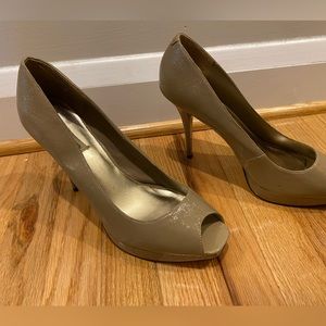 Steve Madden beige patent leather open toe heel. Size 11